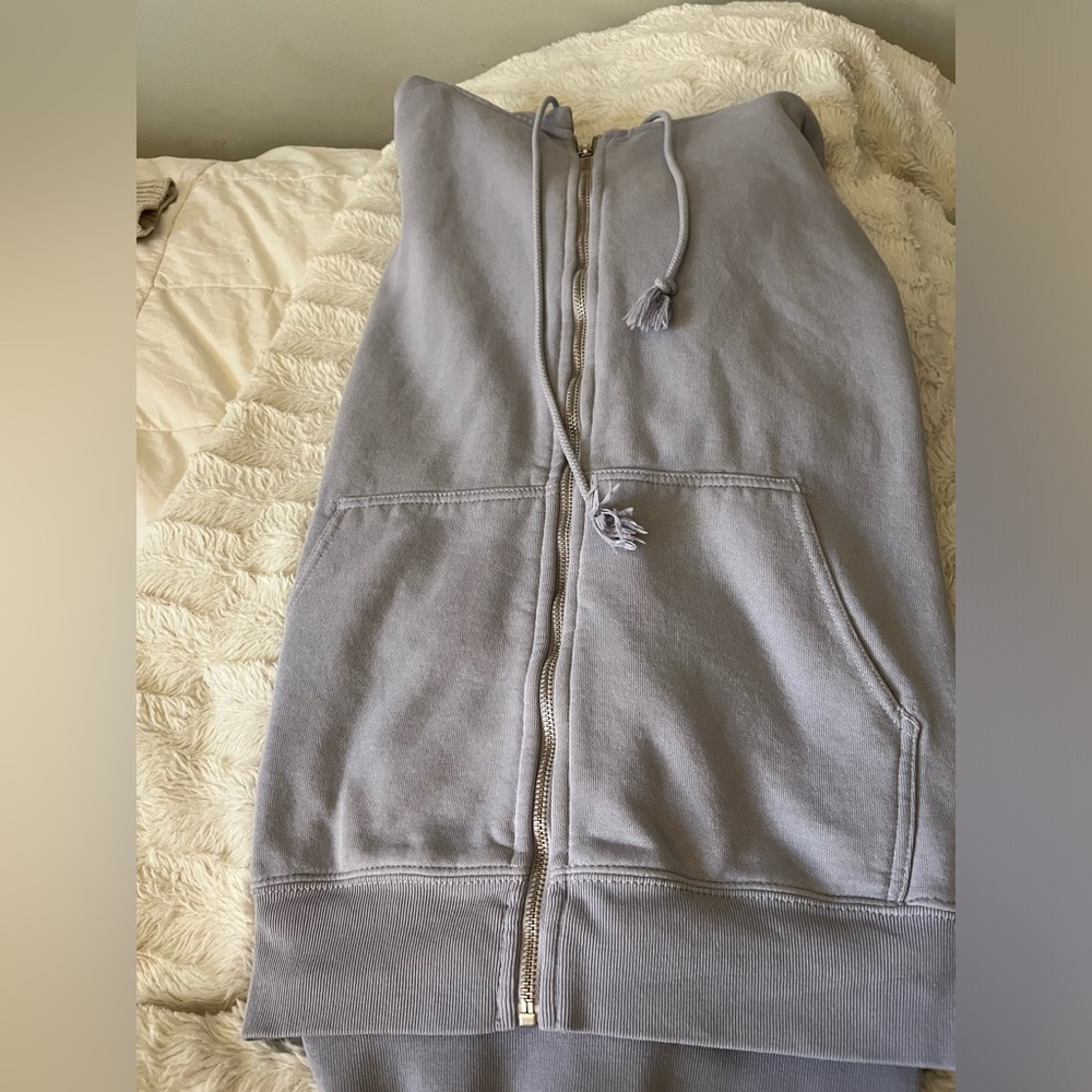 BRANDY MELVILLE ZIP UP!!